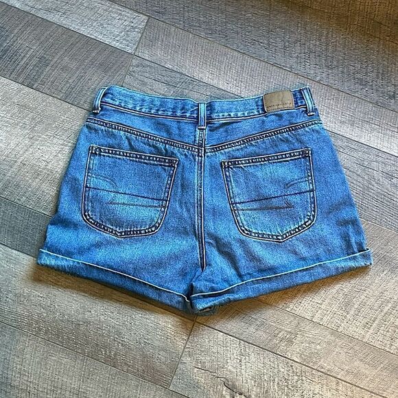 American Eagle, Light/Medium-Wash, High-Rise, “Mom Jeans”. Size 8. - Picture 2 of 5